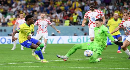  حارس كرواتيا يتعملق أمام نجوم البرازيل (فيديو)